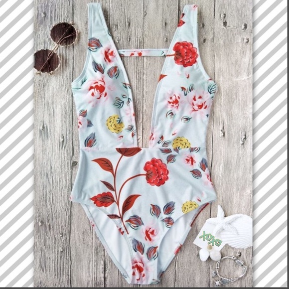 Other - White Floral Deep V One Piece Swim Suit 🌺☀️🏝